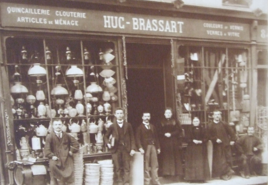 Pour la photo les patrons et leurs employés posaient avec fierté devant cette superbe vitrine